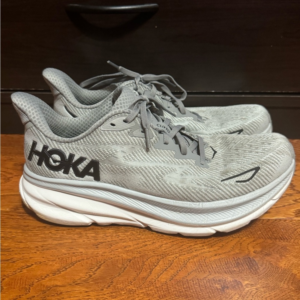 Men’s Hoka Gray Clifton 9’s 👟